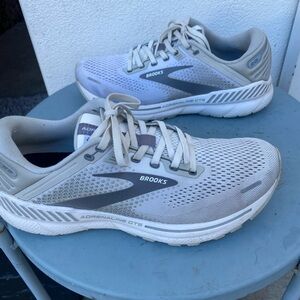 Women's Brooks Adrenaline 22 Running Shoes (10.5 US)